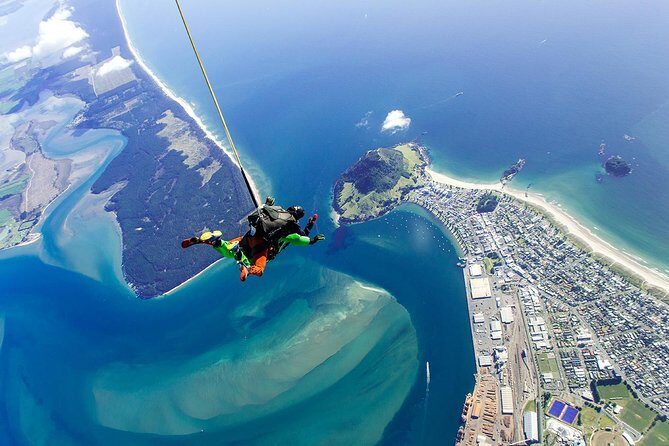 15,000ft Tandem Skydive in Tauranga - Bay of Plenty - Quick hits on this 15,000ft–style tandem jump from Tauranga