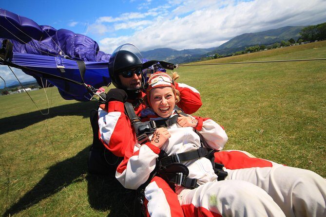 18,000ft Tandem Skydive over Abel Tasman - Nelson Morning Setup: Meeting Point, Pickup, and a Tight Group