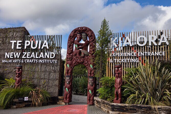 2-Day Hobbiton, Rotorua, Waitomo Caves Tour from Auckland with Accommodation - Rotorua on the Ground: Te Puia’s Guided Tour plus Lakefront Time