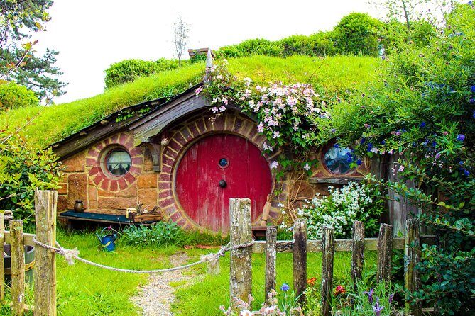 2 Day Waitomo Caves, Hobbiton Movie Set and Rotorua Tour from Auckland - Rotorua Māori evening show and hangi dinner
