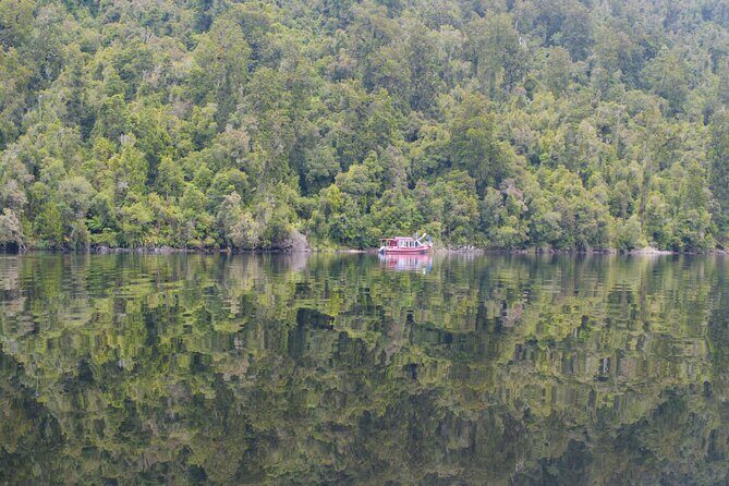 2-Hour Scenic Cruise in Lake Mapourika - Guides Rosie, Joe, and Dale: why the narration matters