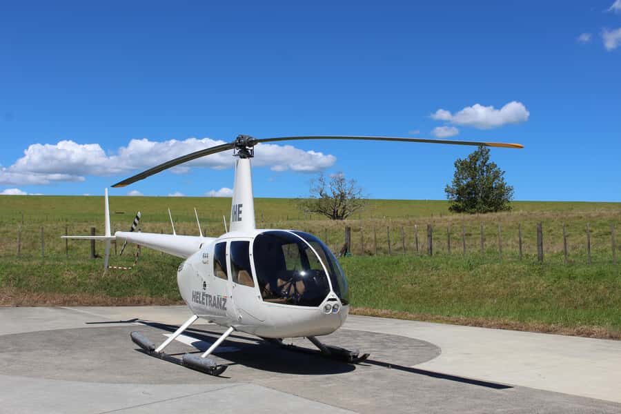 Auckland: 20min Helicopter scenic flight - City & Volcanoes - Cornwall Park, Auckland Museum, and the Sky Tower From Above