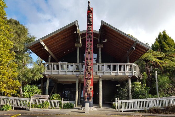 Auckland City Highlights, Afternoon Piha Beach & Rainforest Tour - Arataki Visitor Centre: Maori Carvings and Harbor Views That Change Your Perspective