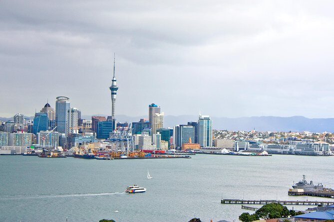 Auckland City Highlights, Afternoon Piha Beach & Rainforest Tour - Queen Street to Ponsonby: City Sights That Set the Stage