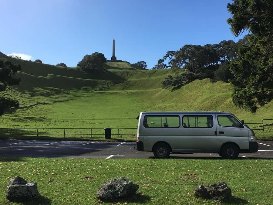 Auckland: Half-Day Auckland Volcanoes Tour - One Tree Hill (Maungakiekie): guided time that ties in the human story