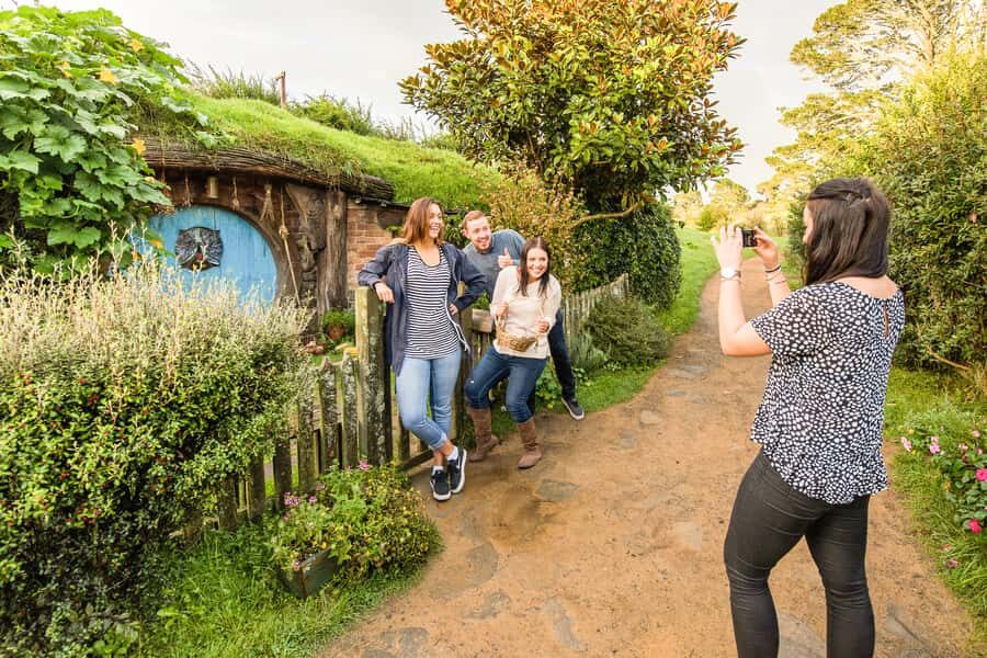 Auckland: Hobbiton Movie Set Tour with Lunch - Auckland to Hobbiton by van: why the day starts early