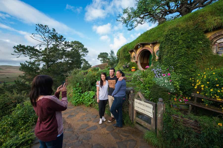 Auckland: Hobbiton Movie Set Tour with Lunch - The guided drive: NZ context plus LOTR/The Hobbit stories