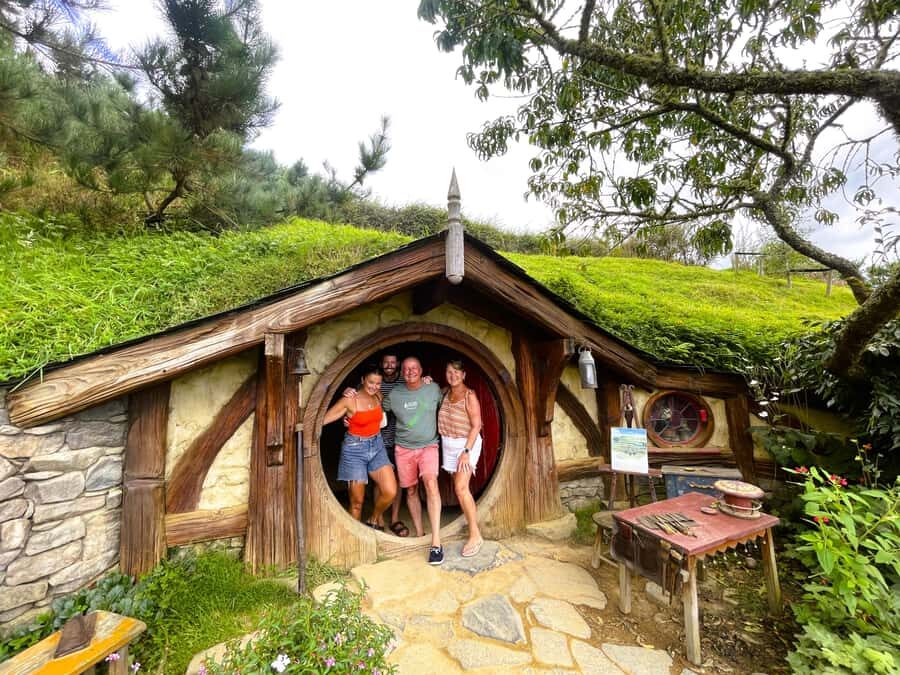 Auckland: Hobbiton, Rotorua and Wai-O-Tapu Day Tour - Green Dragon Inn to the gift-shop shuffle: how the timing feels