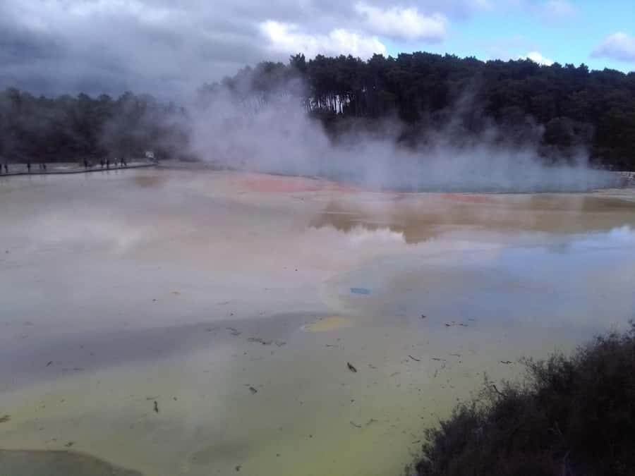 Auckland: Hobbiton, Rotorua, Waiotapu and Waitomo 3-Day Tour - Day 1: Hobbiton, Te Puia, then Mitai with dinner
