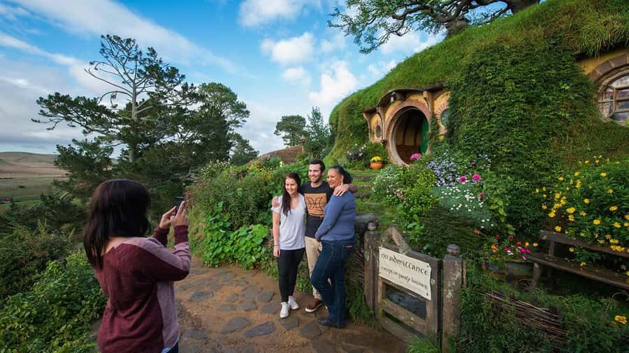 Auckland: Hobbiton, Waitomo Caves, and Rotorua 1-Way Tour - Quick takeaways