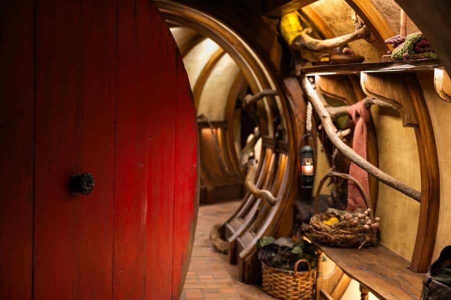 Auckland: Hobbiton & Waitomo Glow Worm Caves Private Tour - Entering Middle-earth from Auckland CBD