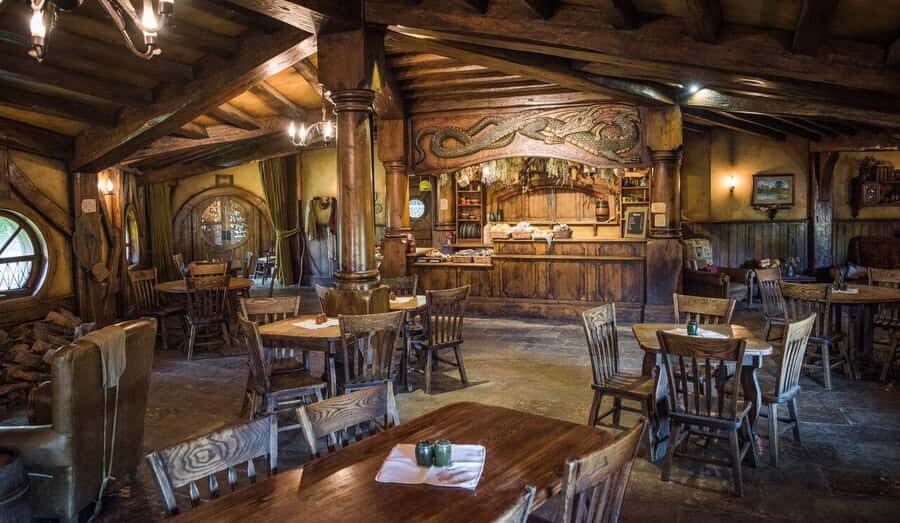 Auckland: Hobbiton & Waitomo Glow Worm Caves Private Tour - Who should book this Hobbiton and Waitomo combo?