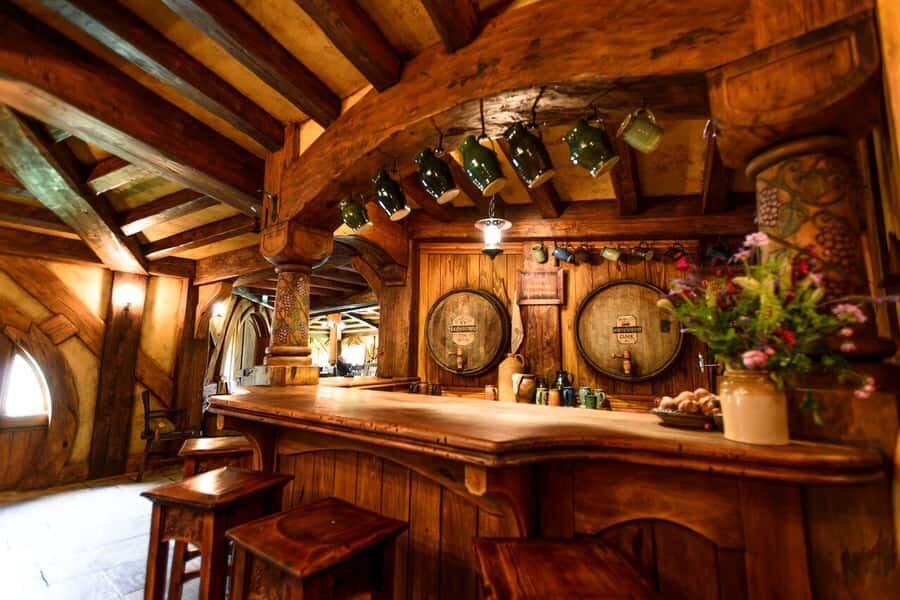 Auckland: Hobbiton & Waitomo Glow Worm Caves Private Tour - Hobbiton Movie Set in 2.5 hours: the sights that matter