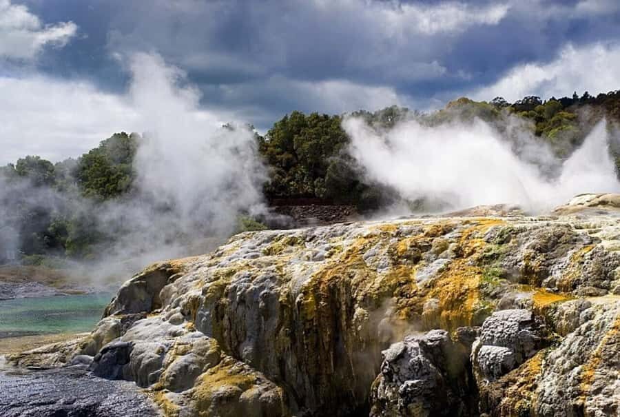Auckland: Rotorua Living Maori Village Tour w/ Haka & Lunch - Geothermal trails and hot pools: nature’s power, up close