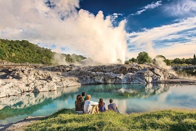 Auckland to Hobbiton Movie Set and Rotorua's Geothermal Valley - Hobbiton Movie Set: The 2-Hour Guided Walk Through Middle-earth