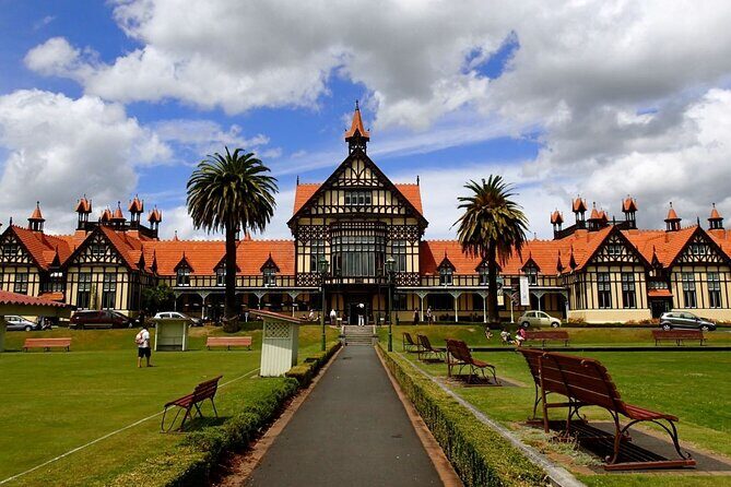 Auckland to Rotorua, Hobbiton and Waitomo 1 Way Small Group Tour - Hobbiton Movie Set: lunch time, then the big green bus tour