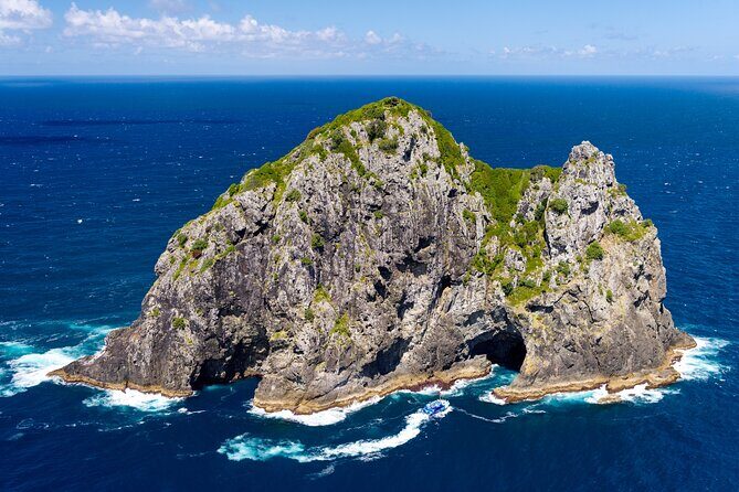 Bay of Islands Explorer Experience Small Group Tour From Auckland - The big moment: Hole in the Rock and the Bay of Islands cruise
