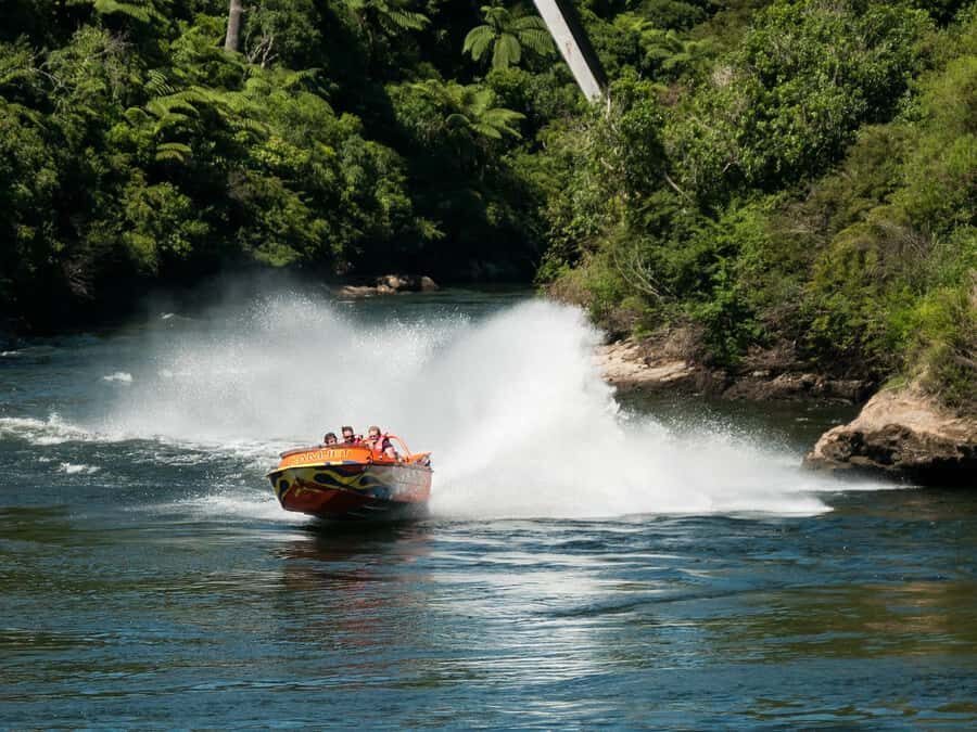Cambridge Waikato New Zealand: Tour -45 Min Extreme Jet Boat - Finding Camjet on Dominion Avenue and getting geared up