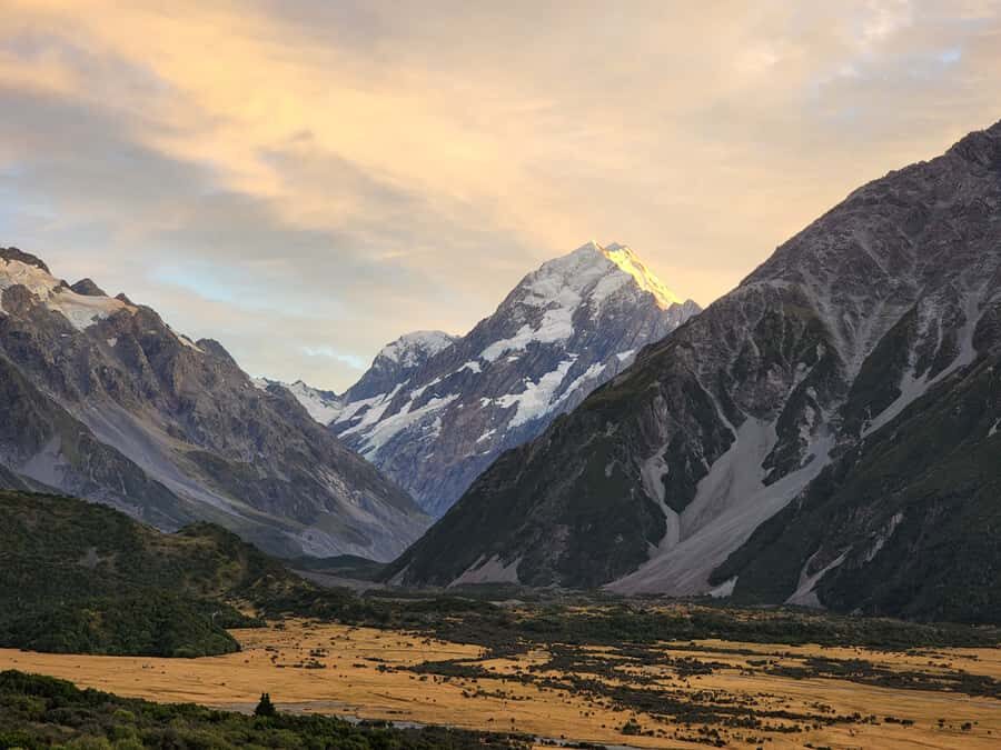 Christchurch to Mt Cook via Lake Tekapo (1 way) - Fairlie Bakehouse: pie lunch in the farming township of Fairlie