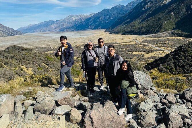 Christchurch to Queenstown One Way Tour Via Lake Tekapo & Mt Cook - Lake Pukaki: quick stop, same colors, different angle