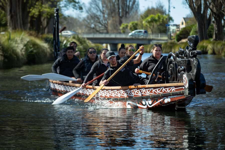 Christchurch: Waka Paddling Experience on the Avon River - On the waka: your Kaitahutū, Kaiārahi, and how the paddling works