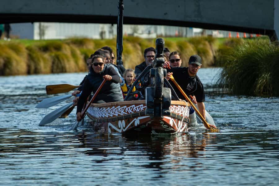 Christchurch: Waka Paddling Experience on the Avon River - Time on the water: a relaxed 1-hour rhythm