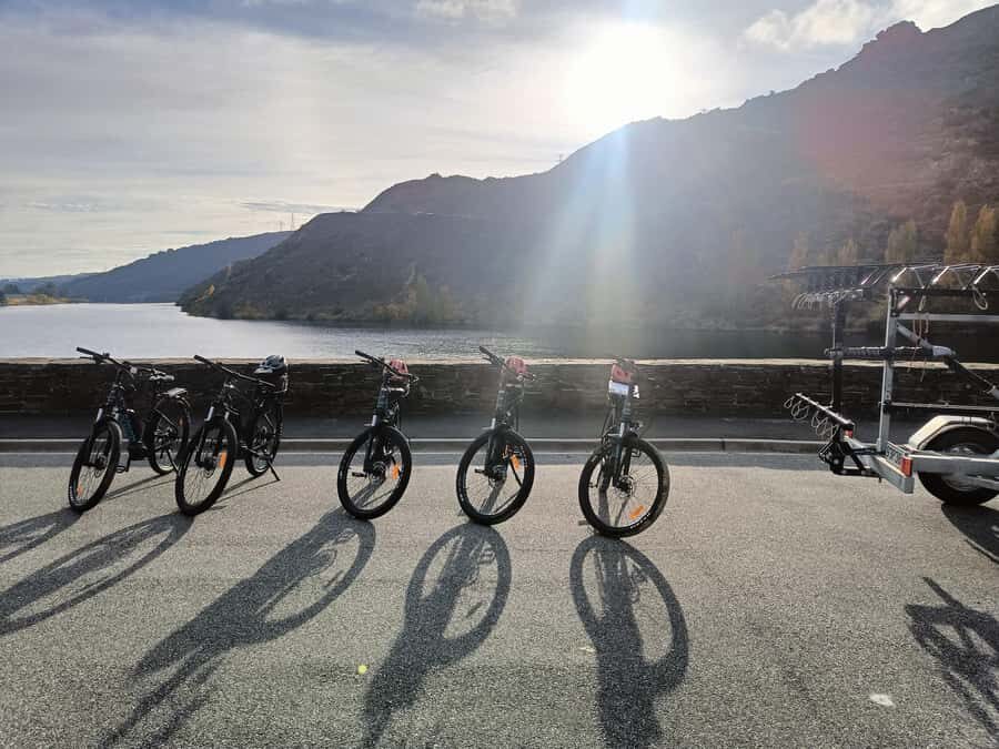 Cromwell: Lake Dunstan Trail Bike Rental and Luxury Shuttle - Junction Lookout pickup: where the day starts smoothly