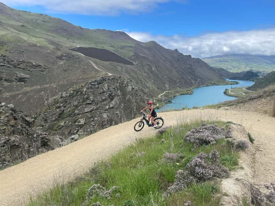 Cromwell: Lake Dunstan Trail Bike Rental and Luxury Shuttle - Lake Dunstan Trail from Cromwell to Clyde: purpose-built riding at 42km