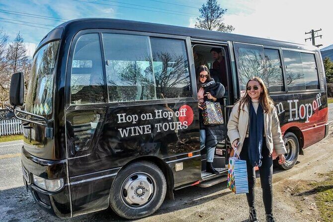 CRUISE SHIP DAY Marlborough Hop On Hop Off Wine Tours - Lunch, chocolate, and easy gifts: St Clair, The Fancy Cow, Vines Village, Makana