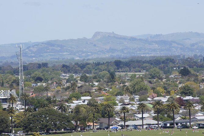 Deco City Black Cab Tours and Shuttles - Where you start in Napier: easy meet-up at i-Site