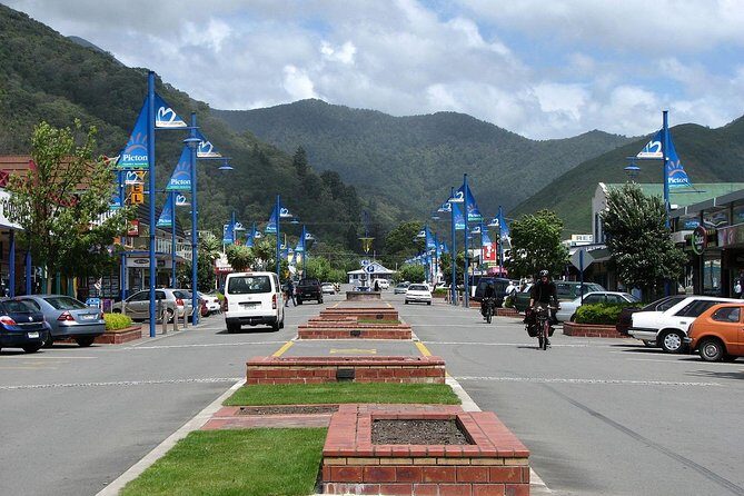 Discover Picton: Self-Guided Audio Tour - Stop 3: War Memorial and the War Memorial Arch on the foreshore