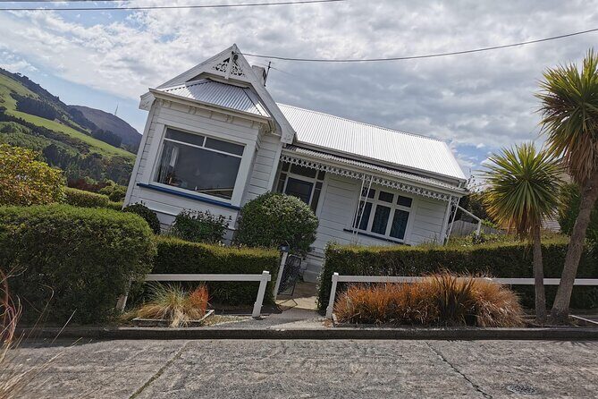 Dunedin Private Fullday Tour - First Stops in the City: The Octagon, First Church, and Dunedin Railway Station