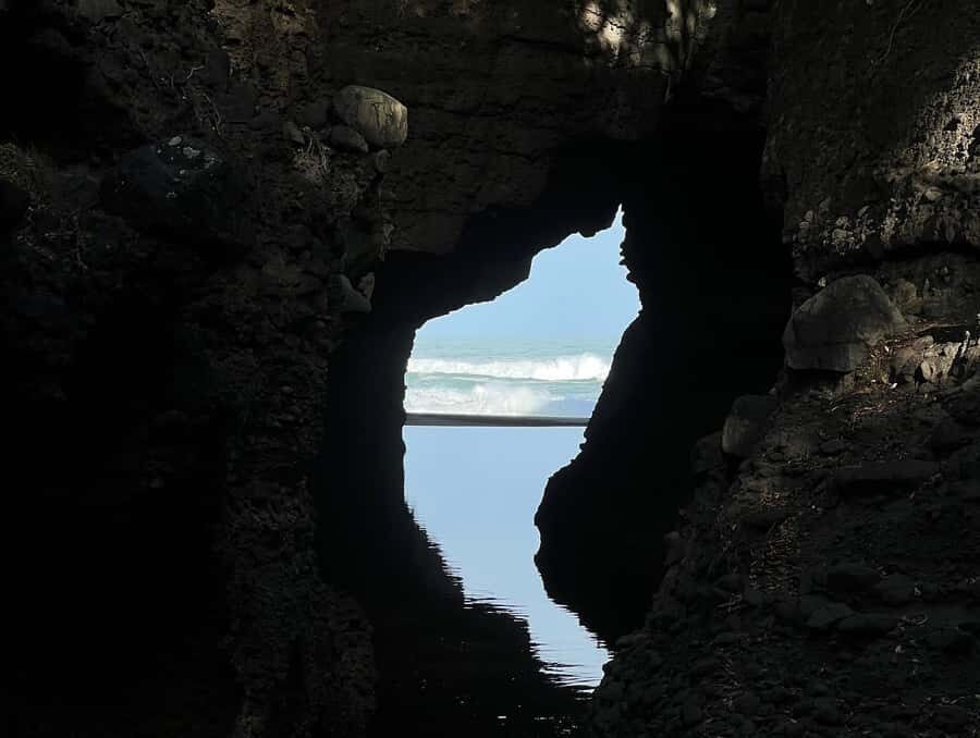 From Auckland: Guided Tour of Piha with Scenic Beach Walks - South Piha’s cliffs and sea cave tunnels