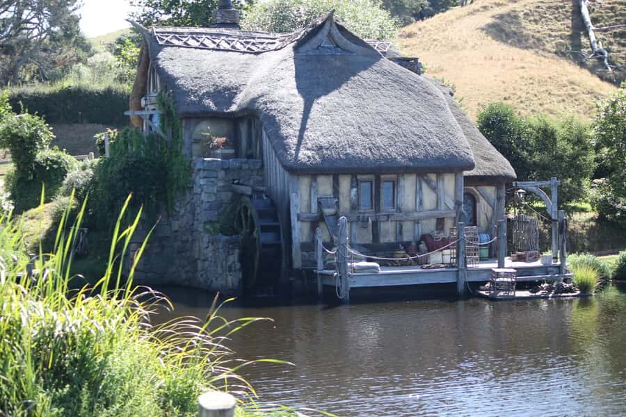 From Auckland: Hobbiton Afternoon Tour - Arrival setup: where you eat, where you look, then you head in