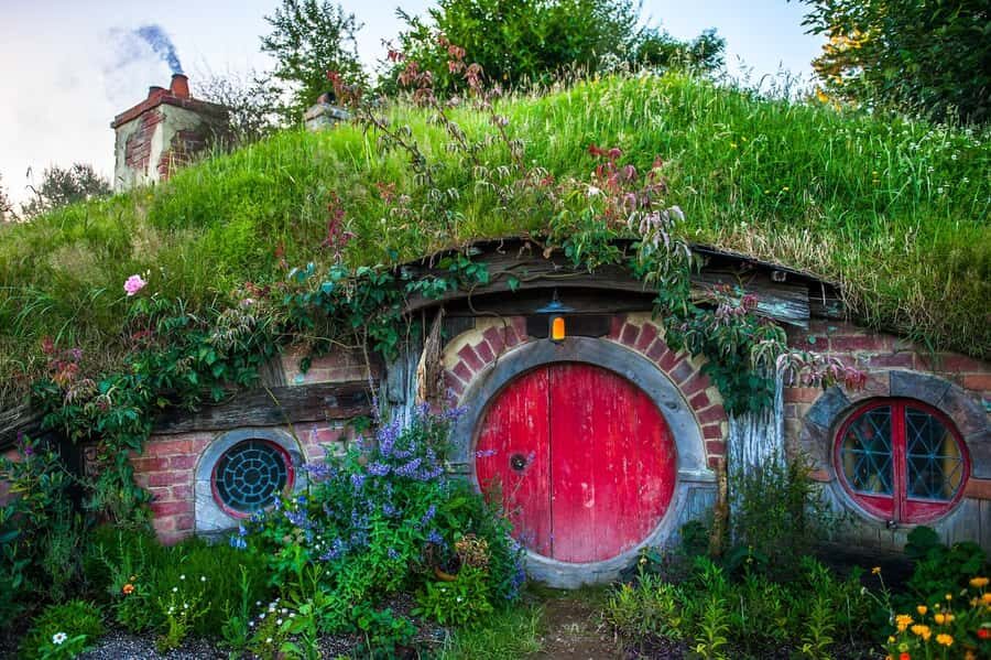 From Auckland: Hobbiton Movie Set Full-Day Small-Group Trip - The return ride: Waikato River views and the Taupiri burial ground stop
