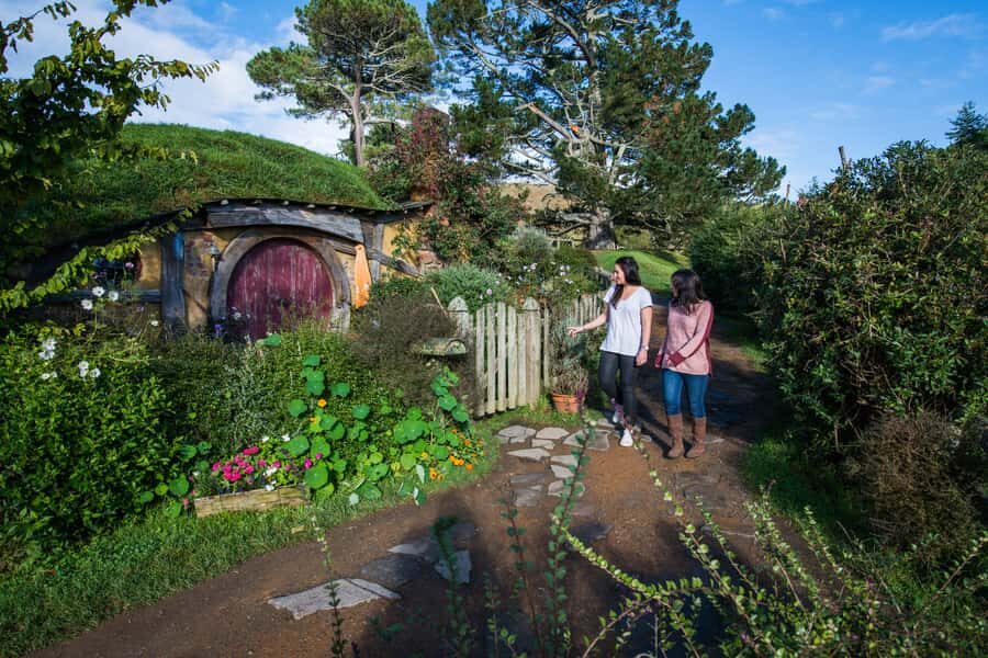 From Auckland: Hobbiton Movie Set Trip with Guided Tour - The 2.5-hour Hobbiton guided tour: what you actually see