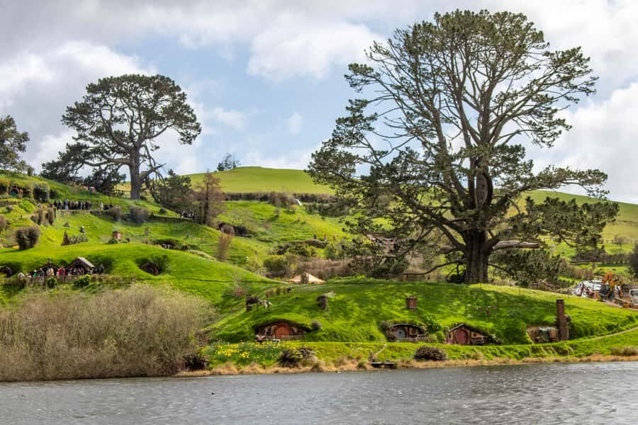 From: Auckland: Rotorua via Hobbiton Tour One Way Tour - Door-to-door convenience that actually saves your day