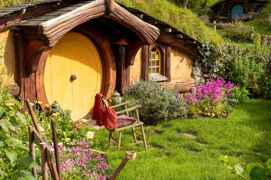 From: Auckland: Rotorua via Hobbiton Tour One Way Tour - Green Dragon Inn and the practical reality of souvenirs and photos