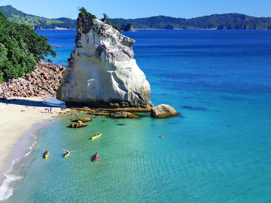 Hahei: Cathedral Cove Kayak Tour - Refreshments included - Where the day starts: Hahei Beach and the small-group setup