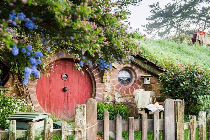 Hobbiton Movie Set Banquet Experience Private Tour From Auckland - Comfort, group size, and the kind of traveler this fits