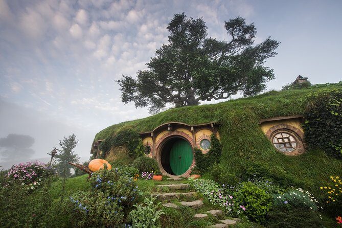 Hobbiton Movie Set Banquet Experience Private Tour From Auckland - The guided Hobbiton tour: what you’ll see in those 4 hours