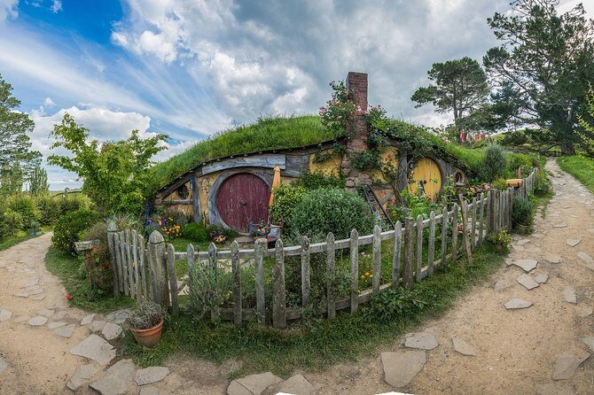 Hobbiton Movie Set Small Group Fully Guided Day Tour from Auckland - Green Dragon Inn: the included drink and why it matters