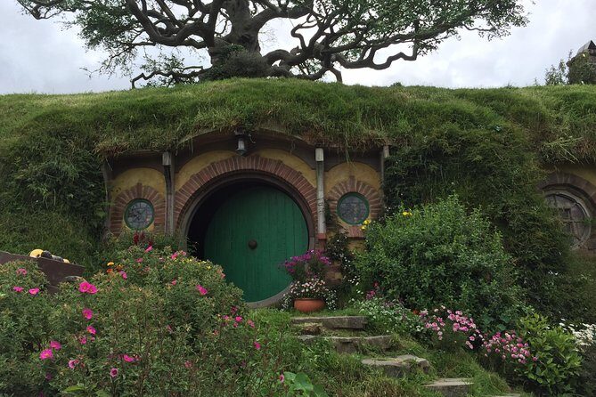 Hobbiton movie set tour and a lot more beautiful NZ sights - Mt Maunganui pickup and the small-group difference