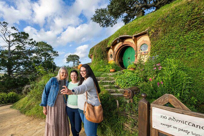 Hobbiton & Rotorua Māori Village with Lunch from Auckland - Rotorua’s geothermal world before Hobbiton: don’t rush the contrasts