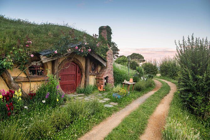 Hobbiton & Rotorua Māori Village with Lunch from Auckland - The geothermal hangi pie lunch: where your calories come from