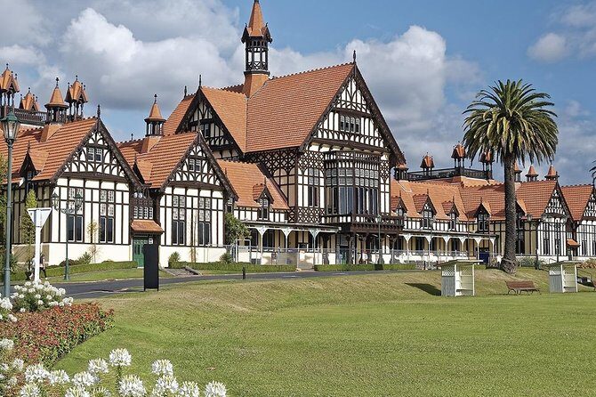 Hobbiton & Rotorua Small Group Day Tour inc Te Puia from Auckland - Pickup in Auckland and the Rotorua drop-off option