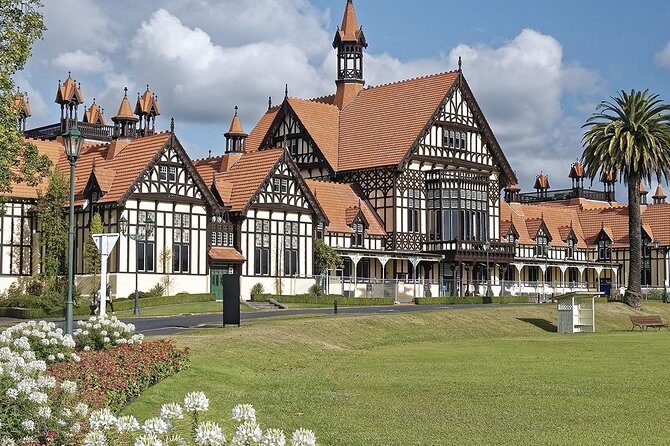 Hobbiton & Rotorua Small Group Tour including Te Puia from Auckland - Price and value: what $266ish buys you (and where it costs extra)