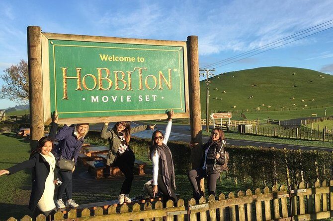 Hobbiton & Rotorua Small Group Tour including Te Puia from Auckland - 6:00am pickup, Waikato scenery, and the rhythm of the day