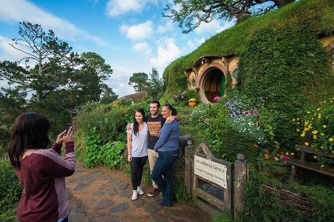 Hobbiton & Waitomo Caves Small Group Tour from Auckland inc Lunch - Lake Karapiro: a quick break with real scenery