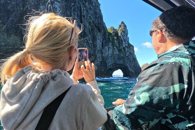 Hole in the Rock Cruise & Island Stopover (Half Day) - Otehei Bay: feeding fish at a voluntary marine reserve
